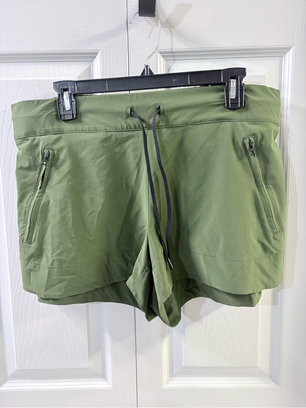 Athleta EUC Olive Green Women's Active Drawstring Shorts size 14 3” inseam